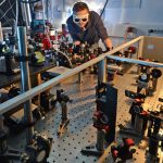 Experto en ingeniería física trabajando en el laboratorio