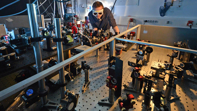Experto en ingeniería física trabajando en el laboratorio