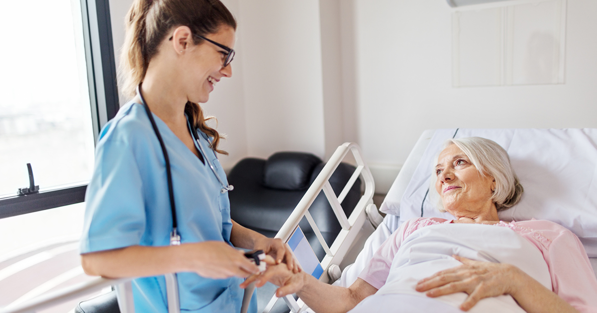 Enfermera cuidado a un paciente de la tercera edad