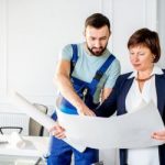 Ingeniero en consultoría técnica dando últimos vistazos