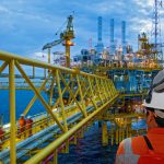 La carrera de ingeniería en petroleos te llevará a plataformas petroleras