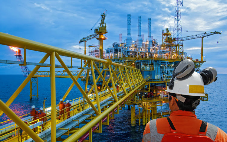 La carrera de ingeniería en petroleos te llevará a plataformas petroleras