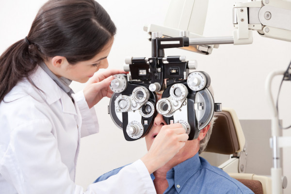Los trabajos de optometrista ayudando a medir nuevos lentes