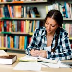 Las universidades privadas dependen de la matrícula y las donaciones. Mientras que las universidades públicas están financiadas por el gobierno.