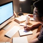 Escribiendo ensayo para solicitar beca estudiantil