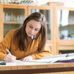 Estudiante enfocada en estudiar