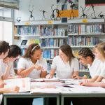 Estudiantes colaborando
