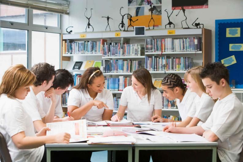 Estudiantes colaborando