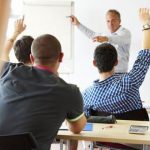 Profesor preguntando a la clase