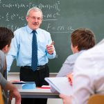 Profesor explicando su clase