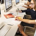 Estudiantes en clase con computadoras