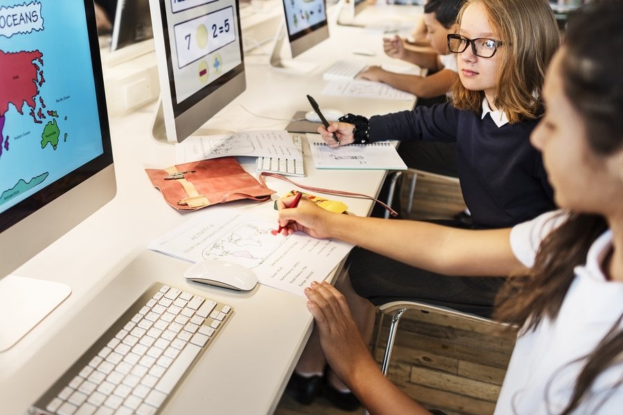 Estudiantes en clase con computadoras