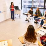 Profesora dando clase